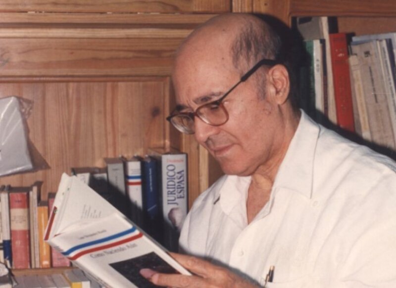 El escritor colombiano Gabriel García Márquez leyendo un libro.