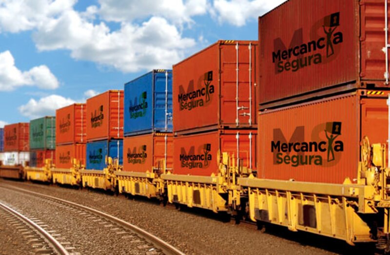 Tren de carga transportando contenedores