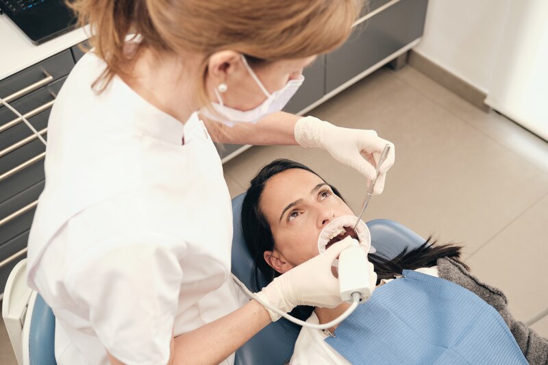 Mujer en el dentista