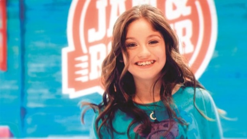 La estrella de Nickelodeon, Miranda Cosgrove, muestra su brillante sonrisa.