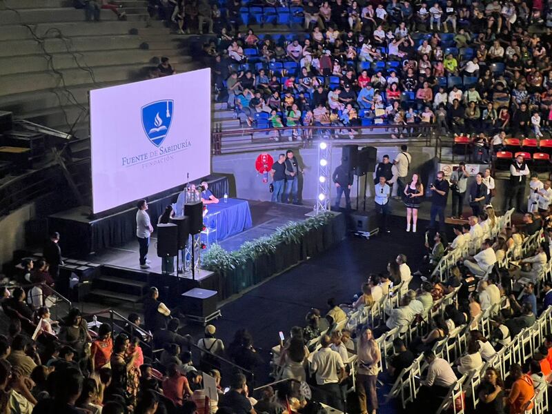 Entrega más de 2,400 becas con la Fundación Fuente de Sabiduría