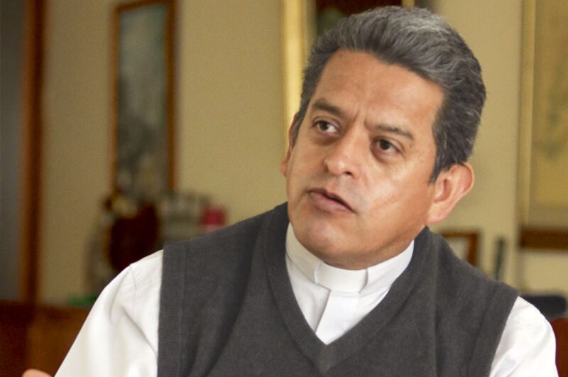 Sacerdote católico da un discurso