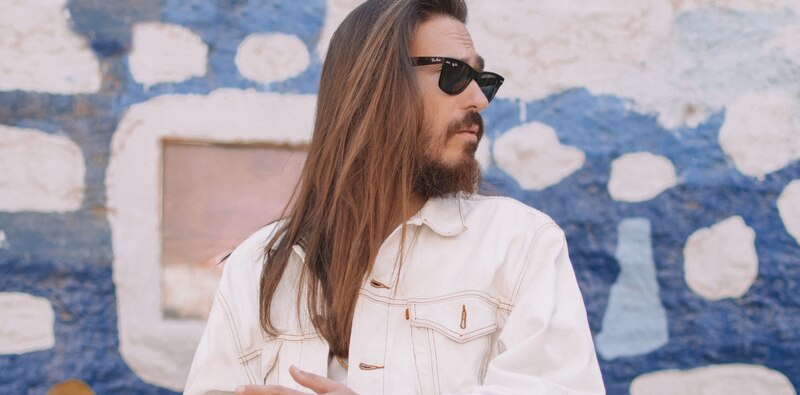 Hombre con barba y gafas de sol