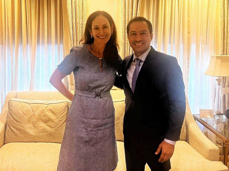 El presidente electo de Chile, Gabriel Boric, se reúne con la embajadora de Estados Unidos, Bernadette Meehan