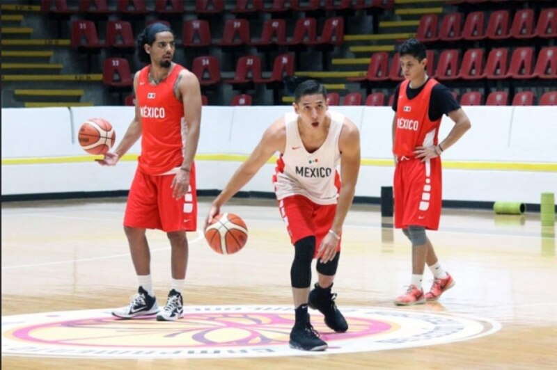 Jugadores de la selección mexicana de baloncesto entrenando