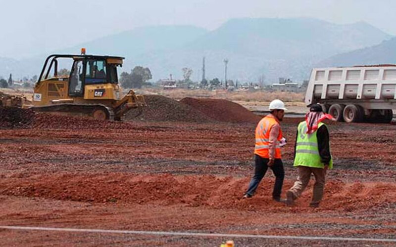 Obreros trabajando en la construcción de una carretera