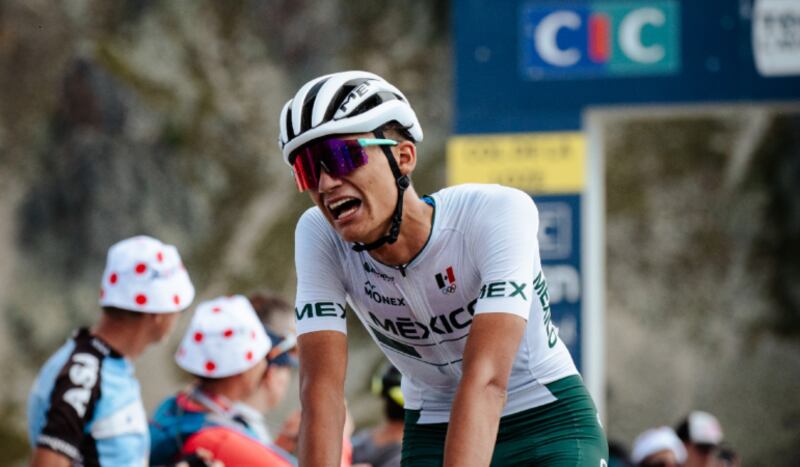 ¡El ciclista mexicano sufre en la subida!