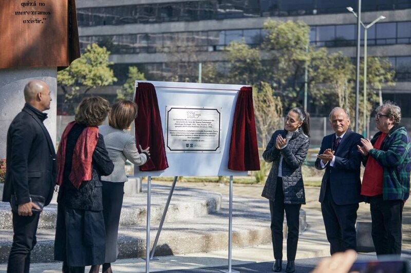 Un grupo de personas develan una placa conmemorativa en la Ciudad de México.