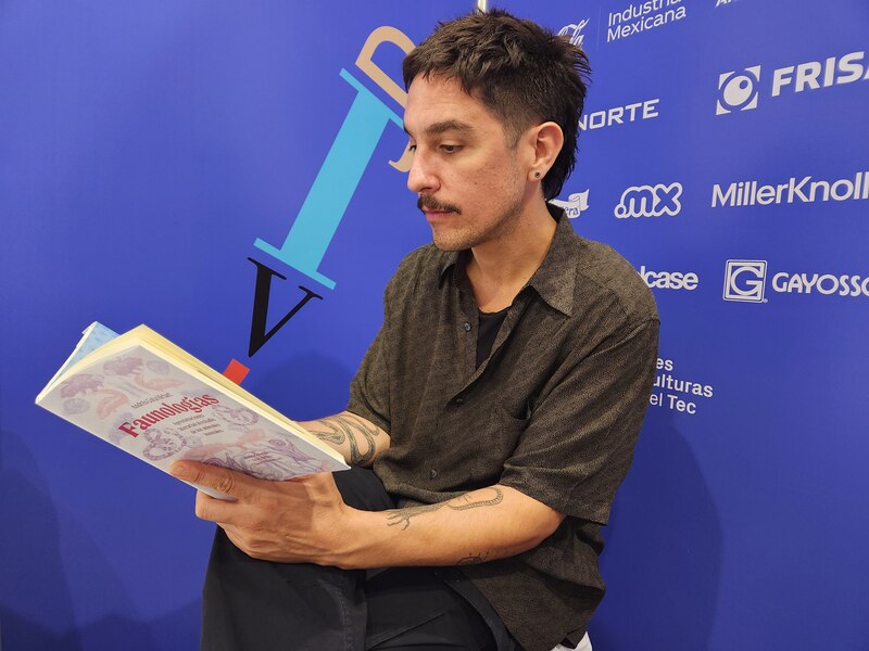 El escritor Andrés Cota Hiriart presenta su libro "Faunologías" en la FIL de Guadalajara