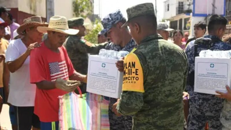 Soldados mexicanos entregan ayuda humanitaria a damnificados por el huracán.