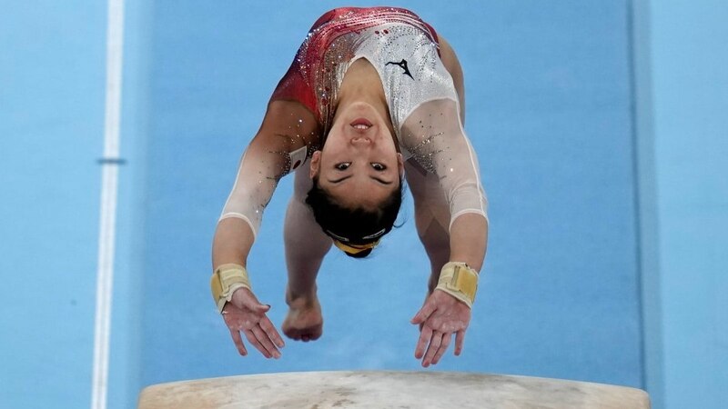 Gimnasta en el aire