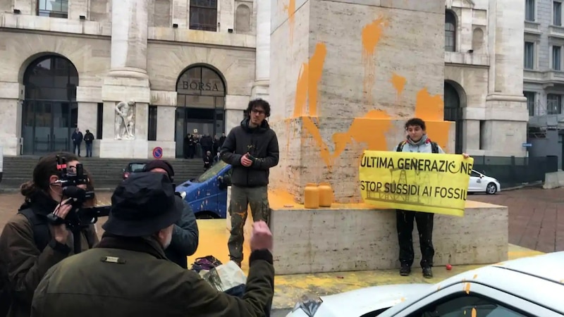 Jóvenes activistas arrojan pintura amarilla a la Bolsa de Milán para protestar contra los subsidios a los combustibles fósiles