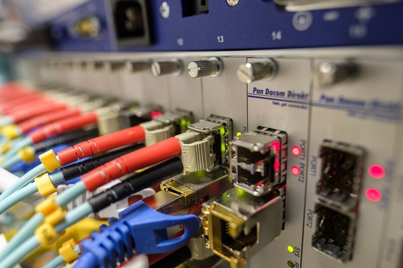 Conexión de cables de red en un servidor
