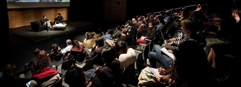 Conferencia en un auditorio