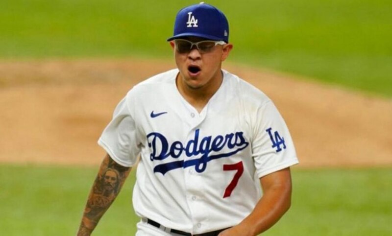 Julio Urías, el as de los Dodgers, poncha a otro bateador.