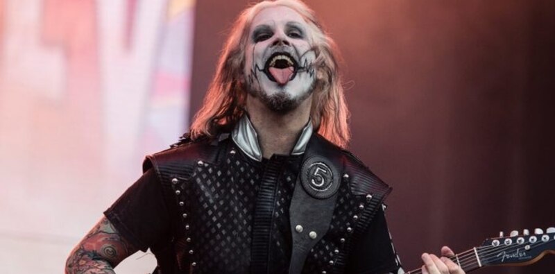 El vocalista de Ghost, Tobias Forge, actúa en el escenario.