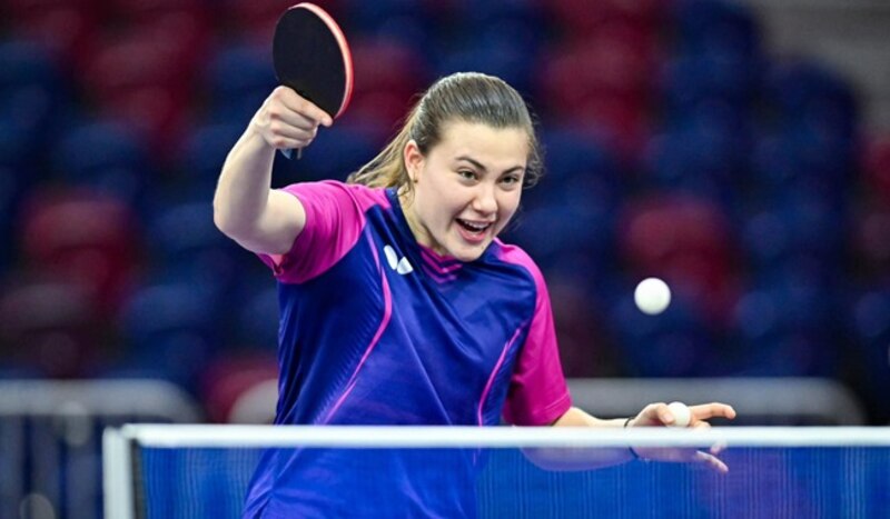 La campeona de tenis de mesa, Adriana Díaz, en acción durante un partido.