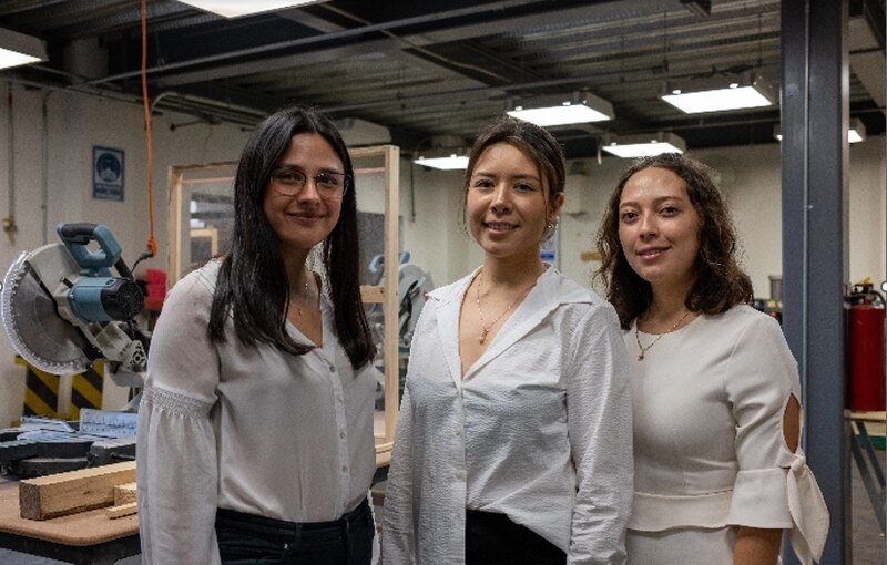 Estudiantes de ingeniería industrial en un laboratorio