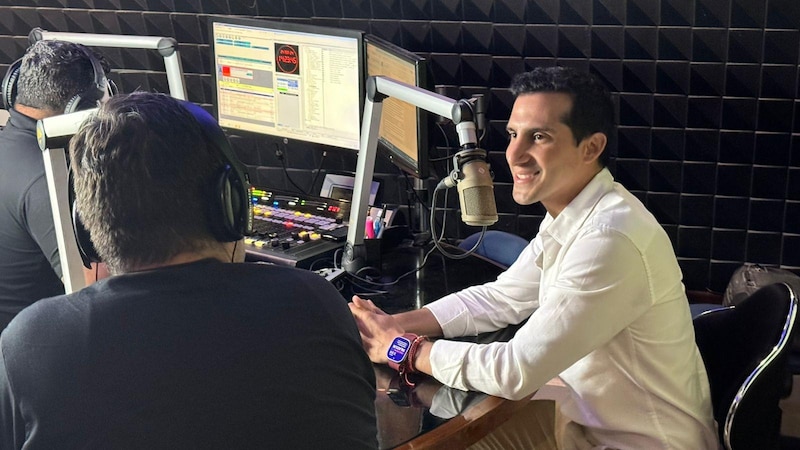 El actor mexicano Gael García Bernal en una entrevista para la radio.