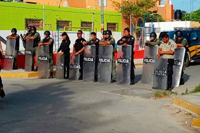 Policías antimotines mexicanos se enfrentan a manifestantes