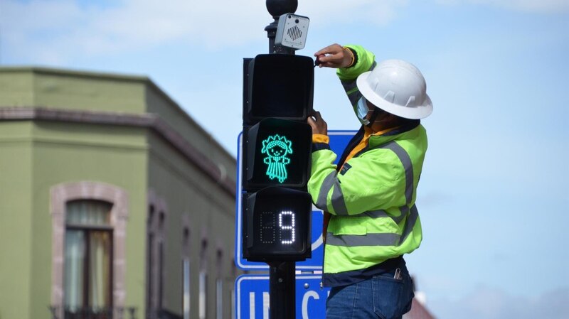 Un trabajador instala un nuevo semáforo en la Ciudad de México
