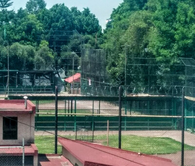 Campo de béisbol abandonado
