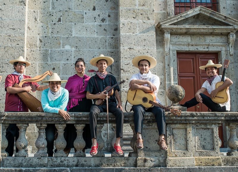 Mariachis tocando en un balcón