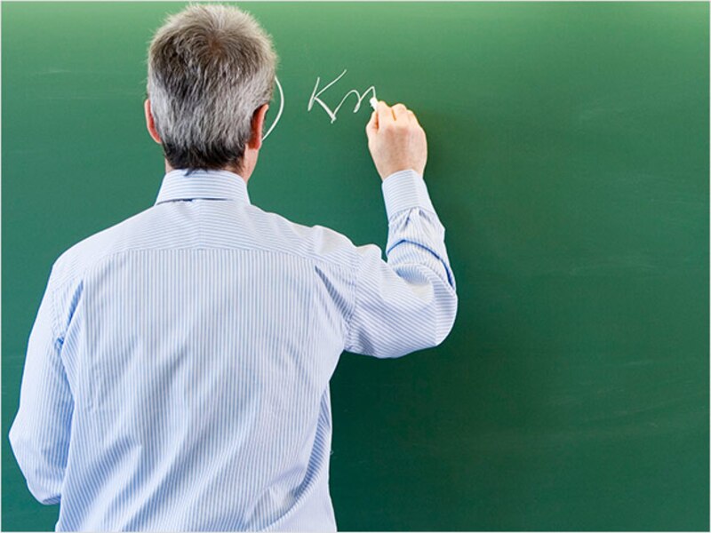 Profesor escribiendo en la pizarra
