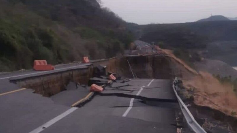 Derrumbe en la carretera
