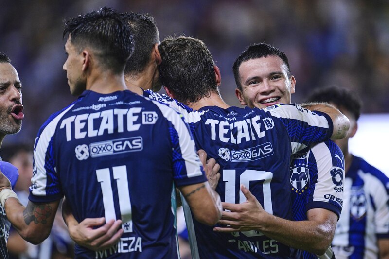 Jugadores de fútbol celebrando un gol