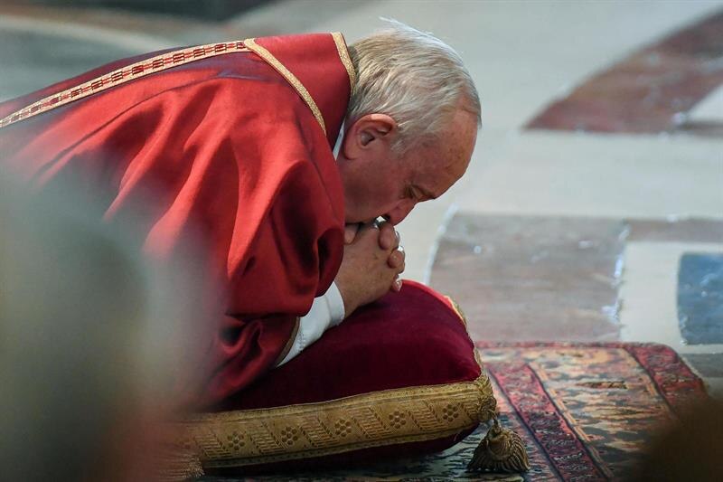 El Papa Francisco reza en la Capilla Sixtina