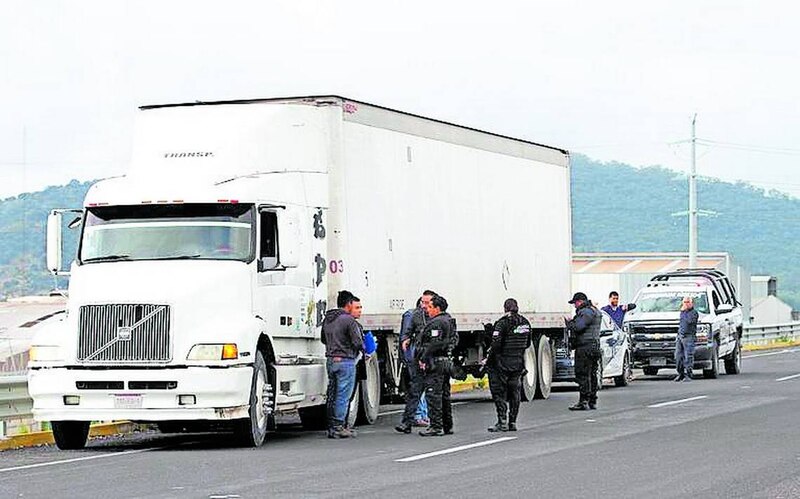 Camión detenido por la policía.