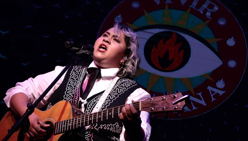 La cantante mexicana Lila Downs actúa en concierto.