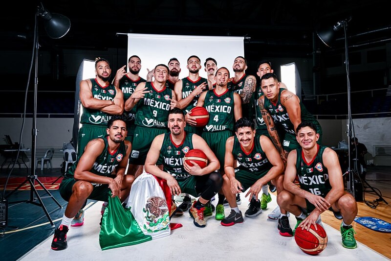 La selección mexicana de baloncesto posa para una foto