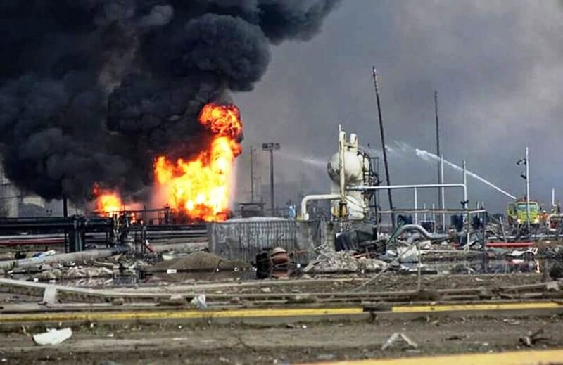 Incendio en una refinería de petróleo