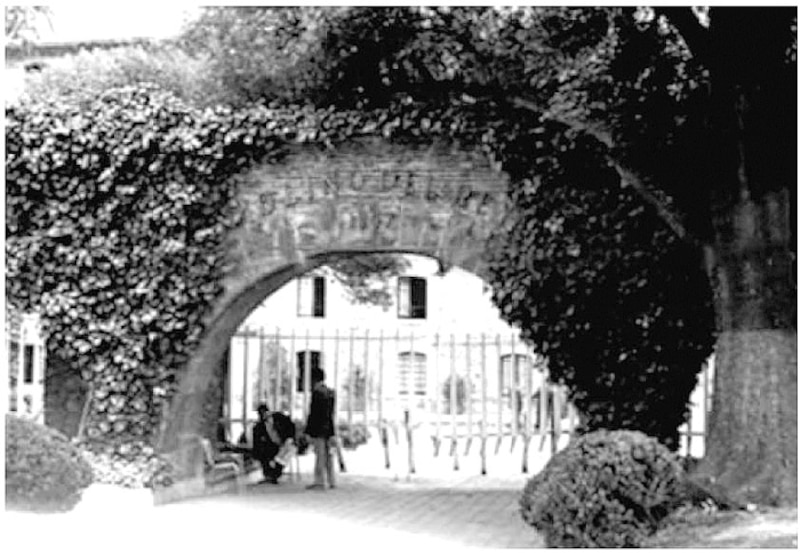 Arco de entrada a una finca rústica