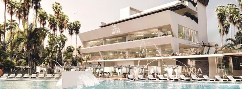 Hotel de lujo con piscina y vistas al mar