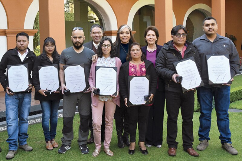 Entrega de reconocimientos a los mejores artesanos de México