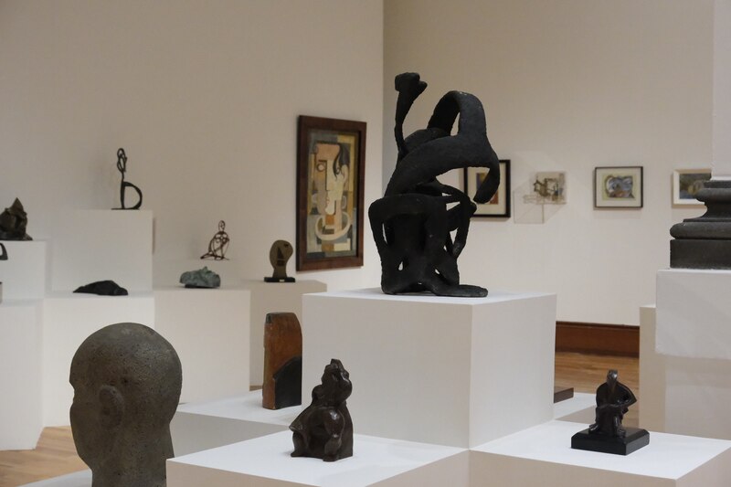 Escultura abstracta en un museo