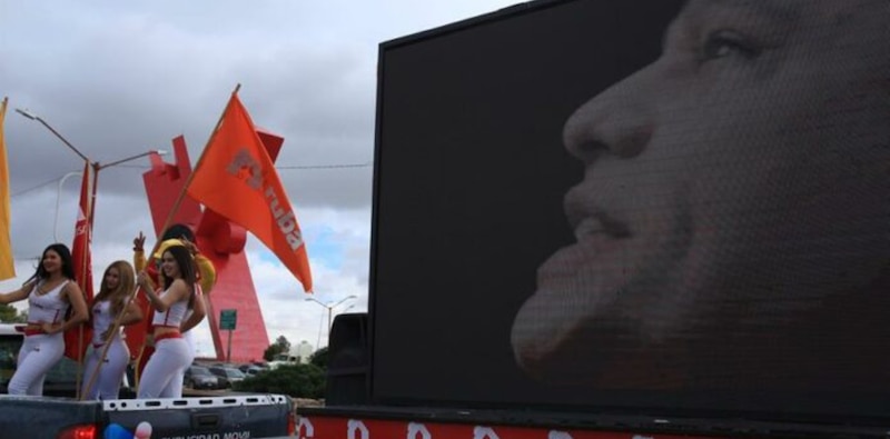 Fidel Castro aparece en una pantalla durante un desfile en La Habana