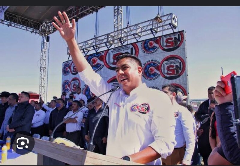 El candidato a gobernador de Nuevo León, Samuel García, saluda a sus seguidores durante un mitin.