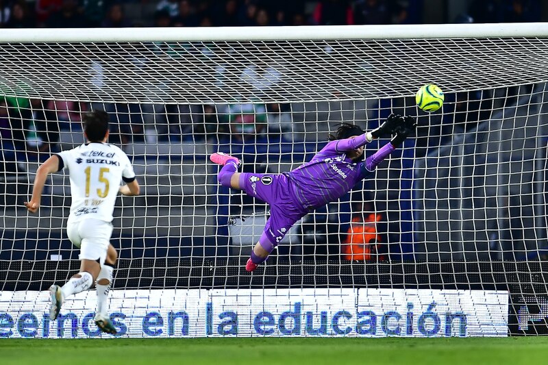 El portero del Valencia C.F., Jasper Cillessen, detiene un penalti en el partido contra el Real Madrid C.F.