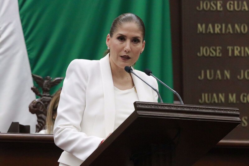 La diputada Margarita Zavala da un discurso en el Congreso de la Unión.