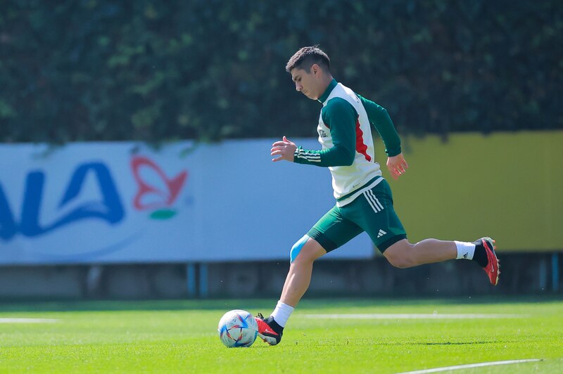 Jugador de fútbol corre con el balón