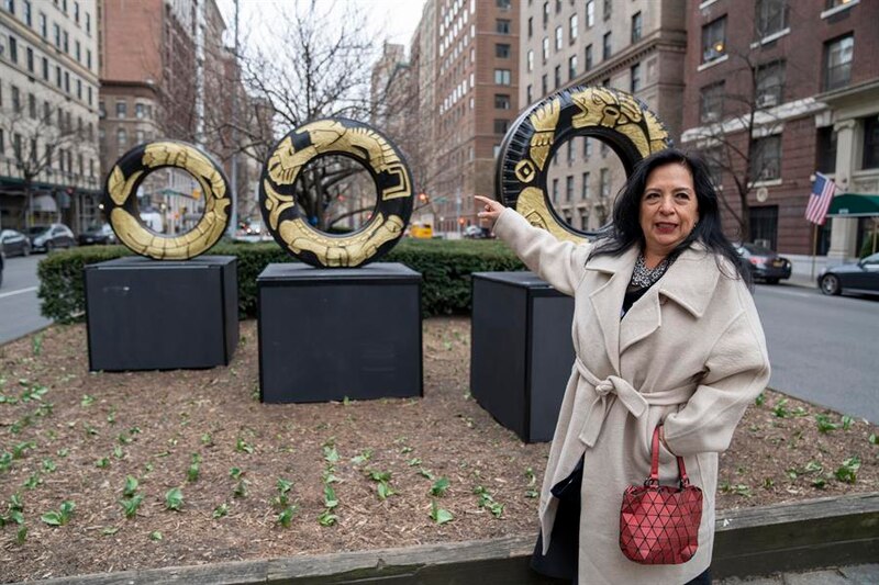 La artista Ana Teresa Fernández posa junto a su obra "Serpientes Urbanas" en la ciudad de Nueva York.