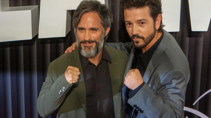 Los actores Óscar Jaenada y Javier Gutiérrez en la alfombra roja de los Premios Goya 2023.