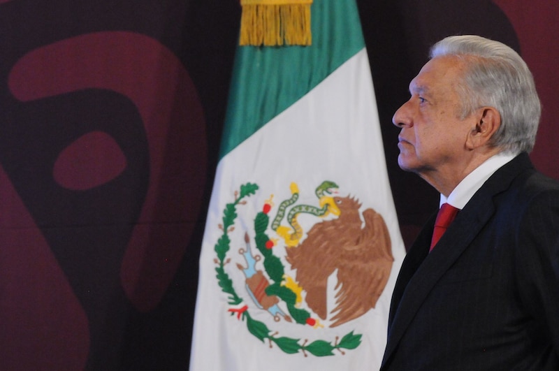 El presidente mexicano, Enrique Peña Nieto, da un discurso ante la bandera de México.