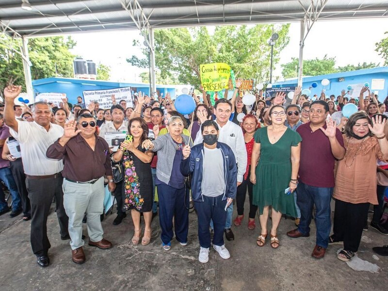 Entrega de útiles escolares en la escuela primaria Francisco L. Madero