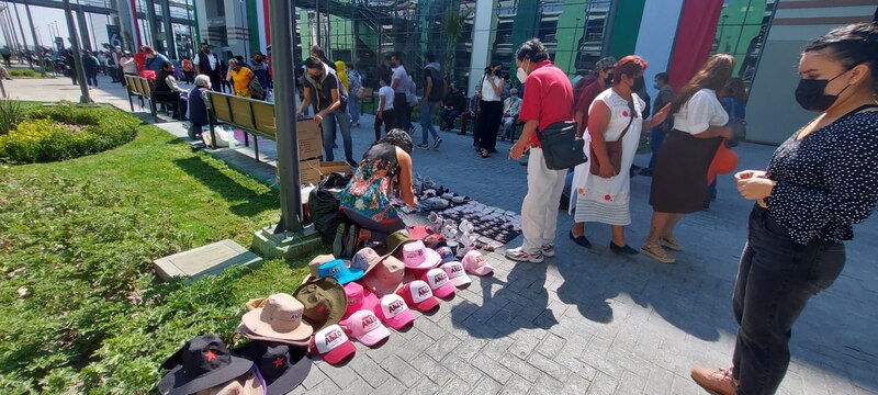 AMLO vende cachuchas en la calle