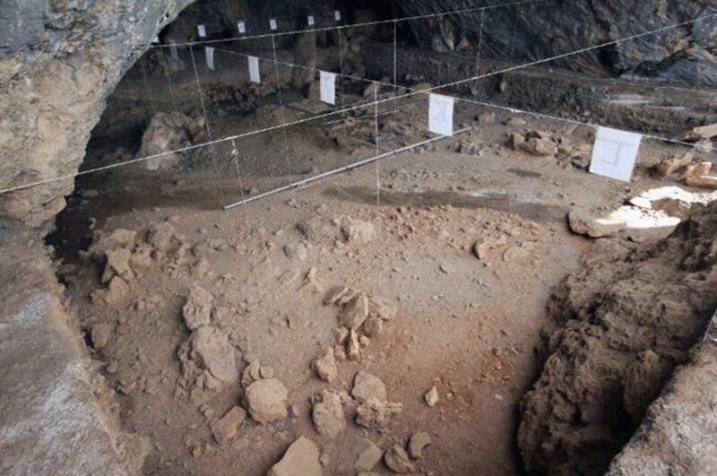 Excavación arqueológica en una cueva